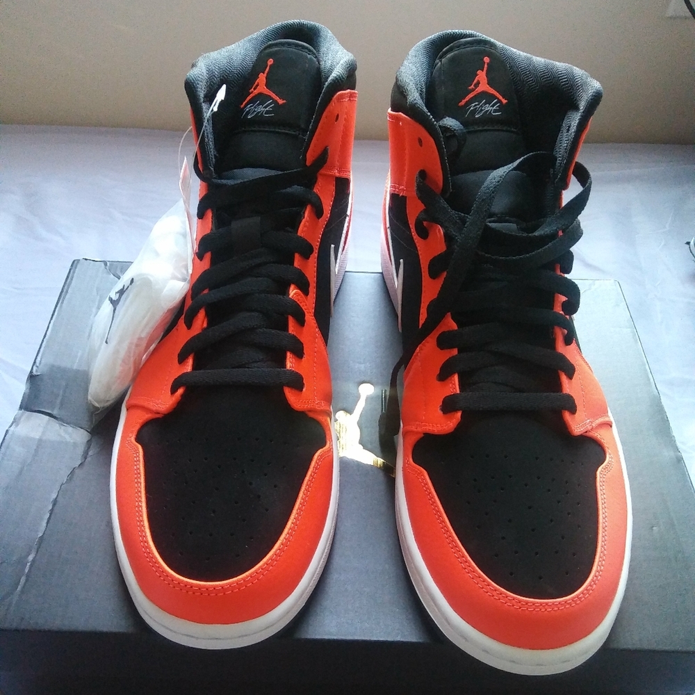 Nike Air Jordan 1 Mid Infrared 23 Black White Retr